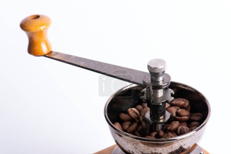 Téléchargez les photos : Machine de moulin à café en bois avec fond de grain de café ob - en image libre de droit