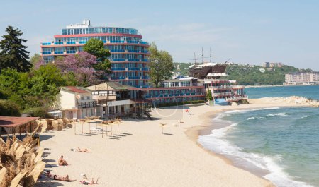 Foto de Hotel Sirius, restaurante en el velero Sirius y la gente descansando en la playa en mayo, San Constantino y Helena, región de Varna, Bulgaria. - Imagen libre de derechos