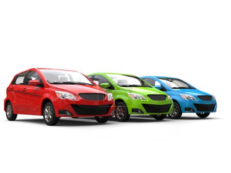 Téléchargez les photos : Petites voitures économiques compactes modernes aux couleurs rouge, verte et bleue - garées côte à côte sur fond blanc - en image libre de droit