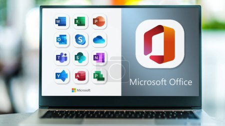 Foto de POZNAN, POL - OCT 25, 2022: Computadora portátil que muestra logotipos de Microsoft Office, una familia de software cliente, software servidor y servicios desarrollados por Microsoft - Imagen libre de derechos