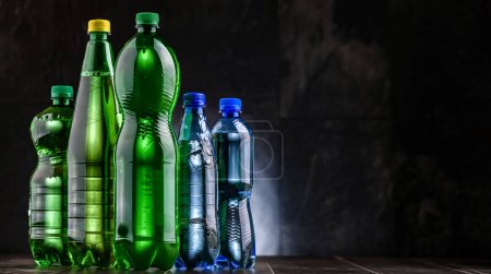 Téléchargez les photos : Bouteilles en plastique de boissons gazeuses assorties
. - en image libre de droit