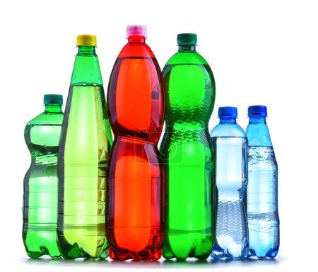 Téléchargez les photos : Bouteilles en plastique de boissons gazeuses variées isolées sur blanc. - en image libre de droit