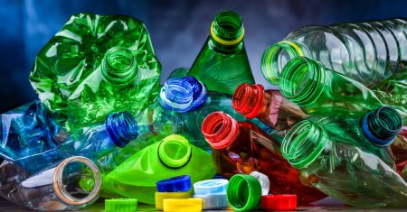Bouteilles vides colorées. Déchets plastiques recyclables.