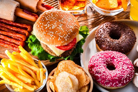 Téléchargez les photos : Foods enhancing the risk of cancer. Junk food - en image libre de droit