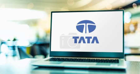 Téléchargez les photos : POZNAN, POL - 4 MAI 2022 : Ordinateur portable affichant le logo de The Tata Group, un conglomérat multinational indien basé à Mumbai, Maharashtra, Inde - en image libre de droit
