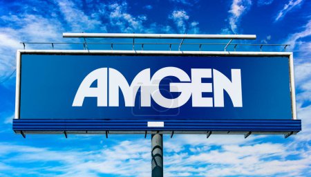 Téléchargez les photos : POZNAN, POL - 28 OCT 2022 : Panneau publicitaire affichant le logo d'Amgen, une société biopharmaceutique dont le siège social est situé à Thousand Oaks, Californie - en image libre de droit