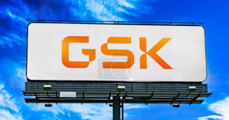 Téléchargez les photos : POZNAN, POL - 28 OCT 2022 : Panneau publicitaire affichant le logo de GSK, une société pharmaceutique et biotechnologique ayant son siège social mondial à Londres, Angleterre - en image libre de droit