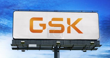 Téléchargez les photos : POZNAN, POL - 28 OCT 2022 : Panneau publicitaire affichant le logo de GSK, une société pharmaceutique et biotechnologique ayant son siège social mondial à Londres, Angleterre - en image libre de droit