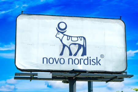 Foto de POZNAN, POL - OCT 28, 2022: Cartelera publicitaria que muestra el logotipo de Novo Nordisk, una multinacional farmacéutica con sede en Bagsvard, Dinamarca - Imagen libre de derechos