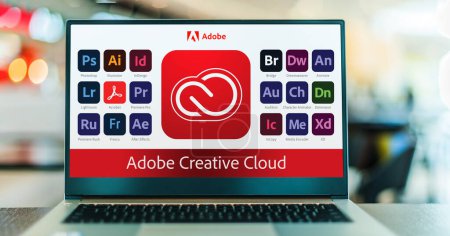 Foto de POZNAN, POL - DIC 4, 2022: Computadora portátil que muestra logotipos de Adobe Creative Cloud, un conjunto de aplicaciones y servicios de Adobe Systems - Imagen libre de derechos
