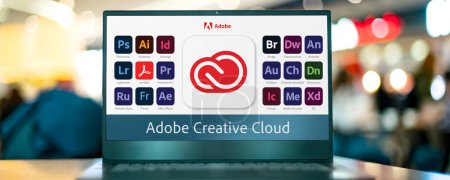 Téléchargez les photos : POZNAN, POL - DEC 4, 2022 : Ordinateur portable affichant les logotypes d'Adobe Creative Cloud, un ensemble d'applications et de services d'Adobe Systems - en image libre de droit