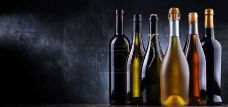 Foto de Composición con botellas de diferentes tipos de vino. - Imagen libre de derechos