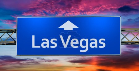 Téléchargez les photos : Road sign indicating direction to the city of Las Vegas. - en image libre de droit