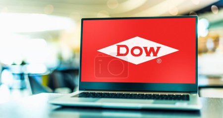 Téléchargez les photos : POZNAN, POL - DEC 28, 2022: Laptop computer displaying logo of Dow Inc., a chemical corporation headquartered in Midland, Michigan, USA - en image libre de droit