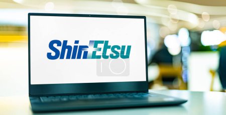 Foto de POZNAN, POL - DEC 28, 2022: Laptop computer displaying logo of Shin-Etsu Chemical, the largest chemical company in Japan - Imagen libre de derechos