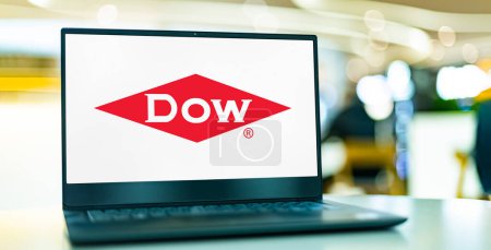 Téléchargez les photos : POZNAN, POL - DEC 28, 2022: Laptop computer displaying logo of Dow Inc., a chemical corporation headquartered in Midland, Michigan, USA - en image libre de droit