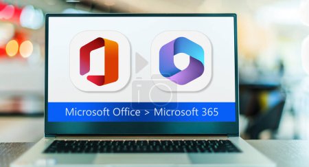 Foto de POZNAN, POL - JAN 19, 2023: Laptop computer displaying logos of Microsoft Office and Microsoft 365 - Imagen libre de derechos