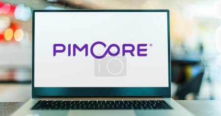 Foto de POZNAN, POL - DIC 8, 2021: Computadora portátil que muestra el logotipo de Pimcore, una plataforma de software PHP empresarial de código abierto - Imagen libre de derechos