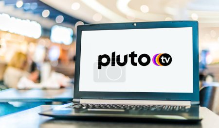 Téléchargez les photos : POZNAN, POL - NOV 22, 2022 : Ordinateur portable affichant le logo de Pluto TV, un service gratuit de streaming vidéo financé par la publicité détenu et exploité par Paramount Streaming - en image libre de droit