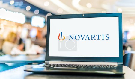 Foto de POZNAN, POL - OCT 28, 2022: Computadora portátil que muestra el logotipo de Novartis, una multinacional farmacéutica con sede en Basilea, Suiza y Cambridge, Massachusetts, EE.UU. - Imagen libre de derechos