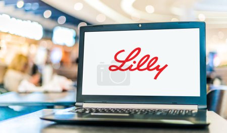 Foto de POZNAN, POL - OCT 28, 2022: Computadora portátil que muestra el logotipo de Eli Lilly and Company, una compañía farmacéutica con sede en Indianápolis, Indiana, Estados Unidos - Imagen libre de derechos