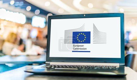 Téléchargez les photos : POZNAN, POL - JUL 20, 2022: Laptop computer displaying logo of The European Commission, the executive of the European Union, - en image libre de droit