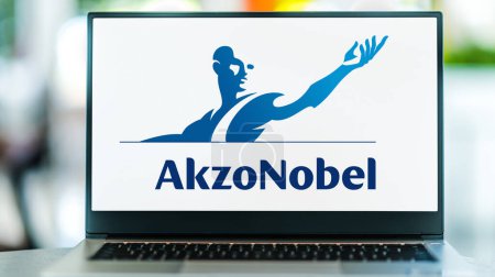 Foto de POZNAN, POL - DIC 28, 2022: Computadora portátil que muestra el logotipo de Akzo Nobel, una empresa holandesa que crea pinturas y recubrimientos de rendimiento para la industria y los consumidores de todo el mundo - Imagen libre de derechos