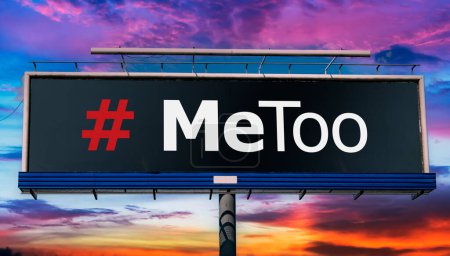 Téléchargez les photos : Panneau publicitaire affichant le signe du mouvement MeToo. - en image libre de droit