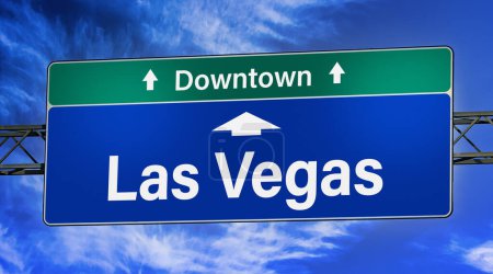 Téléchargez les photos : Road sign indicating direction to the city of Las Vegas. - en image libre de droit