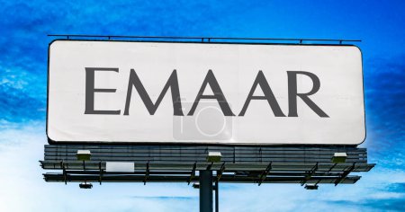 Téléchargez les photos : POZNAN, POL - FEB 8, 2023: Advertisement billboard displaying logo of Emaar Properties, a multinational real estate development company located in the United Arab Emirates - en image libre de droit