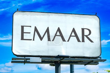 Téléchargez les photos : POZNAN, POL - FEB 8, 2023: Advertisement billboard displaying logo of Emaar Properties, a multinational real estate development company located in the United Arab Emirates - en image libre de droit