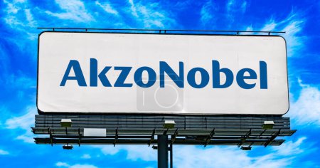 Foto de POZNAN, POL - 11 ENE 2023: Cartelera publicitaria que muestra el logotipo de Akzo Nobel, una empresa holandesa que crea pinturas y recubrimientos para la industria y los consumidores de todo el mundo - Imagen libre de derechos