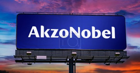 Foto de POZNAN, POL - 11 ENE 2023: Cartelera publicitaria que muestra el logotipo de Akzo Nobel, una empresa holandesa que crea pinturas y recubrimientos para la industria y los consumidores de todo el mundo - Imagen libre de derechos