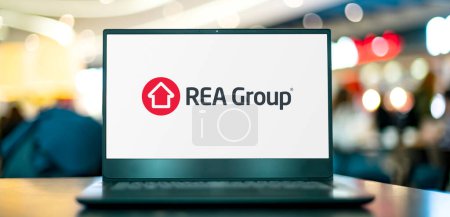 Téléchargez les photos : POZNAN, POL - JUN 28, 2022: Laptop computer displaying logo of REA Group, a global online real estate advertising company - en image libre de droit