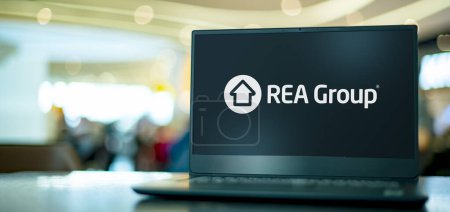 Téléchargez les photos : POZNAN, POL - JUN 28, 2022: Laptop computer displaying logo of REA Group, a global online real estate advertising company - en image libre de droit