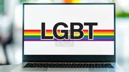 Foto de Ordenador portátil que muestra el signo del movimiento LGBT. - Imagen libre de derechos