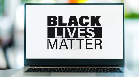 Foto de Ordenador portátil que muestra el signo del movimiento Black Lives Matter. - Imagen libre de derechos