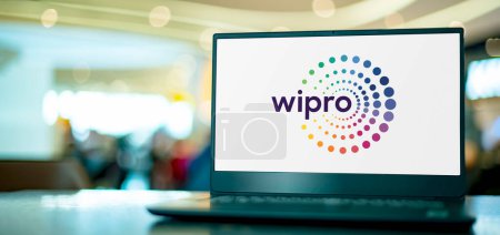 Foto de POZNAN, POL - 21 de FEB de 2023: Computadora portátil que muestra el logotipo de Wipro, una corporación multinacional india que proporciona servicios de tecnología de la información, consultoría y procesos de negocios - Imagen libre de derechos