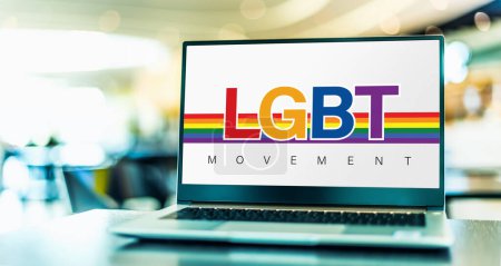 Foto de Ordenador portátil que muestra el signo del movimiento LGBT. - Imagen libre de derechos