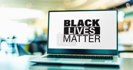 Foto de Ordenador portátil que muestra el signo del movimiento Black Lives Matter. - Imagen libre de derechos