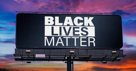 Foto de Cartelera publicitaria que muestra el signo del movimiento Black Lives Matter. - Imagen libre de derechos