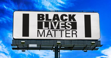 Foto de Cartelera publicitaria que muestra el signo del movimiento Black Lives Matter. - Imagen libre de derechos