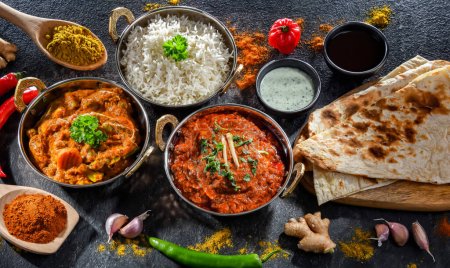 Téléchargez les photos : Paneer madras chaud et masala de légumes au riz basmati servi dans des pots de karahi indiens originaux. - en image libre de droit