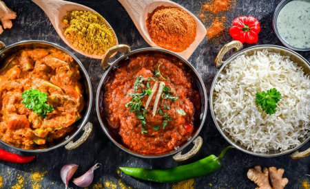 Heiße Madras Paneer und Gemüse-Masala mit Basmatireis, serviert in original indischen Karahi-Töpfen.