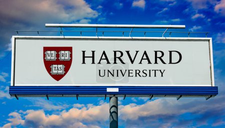 Téléchargez les photos : POZNAN, POL - MAR 7, 2023 : Panneau publicitaire affichant le logo de l'Université Harvard, une université de recherche privée Ivy League à Cambridge, Massachusetts - en image libre de droit