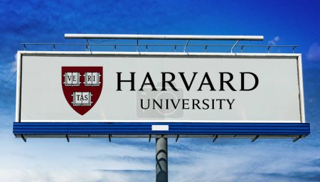 Téléchargez les photos : POZNAN, POL - MAR 7, 2023 : Panneau publicitaire affichant le logo de l'Université Harvard, une université de recherche privée Ivy League à Cambridge, Massachusetts - en image libre de droit