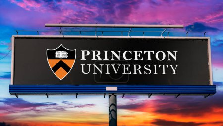 Téléchargez les photos : POZNAN, POL - MAR 7, 2023 : Panneau publicitaire affichant le logo de l'Université de Princeton, une université de recherche privée Ivy League à Princeton, New Jersey - en image libre de droit