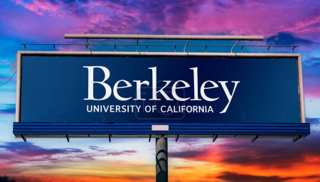 Téléchargez les photos : POZNAN, POL - MAR 7, 2023 : Panneau publicitaire affichant le logo de l'Université de Californie, Berkeley, une université publique de recherche sur les concessions de terres à Berkeley, Californie, États-Unis - en image libre de droit