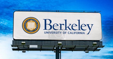 Téléchargez les photos : POZNAN, POL - MAR 7, 2023 : Panneau publicitaire affichant le logo de l'Université de Californie, Berkeley, une université publique de recherche sur les concessions de terres à Berkeley, Californie, États-Unis - en image libre de droit