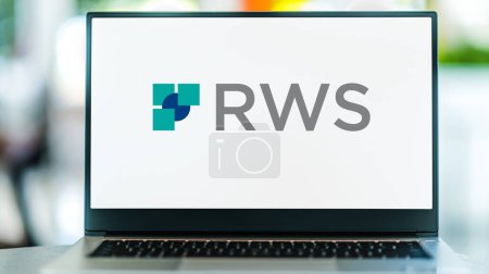 Foto de POZNAN, POL - 8 MAR 2023: Computadora portátil con el logotipo de RWS Group, una empresa británica que ofrece servicios de traducción, presentación y búsqueda de propiedad intelectual, etc. - Imagen libre de derechos